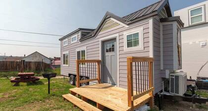 Tiny House Huckleberry - downtown & pet friendly