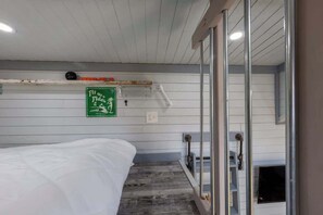 2 bedrooms, bed sheets