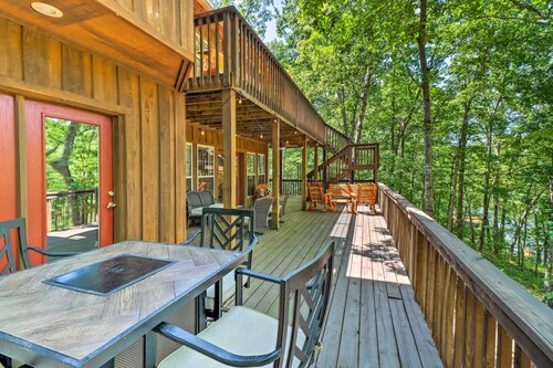 Heber Springs Family Lake House: Fire Pit & Decks
