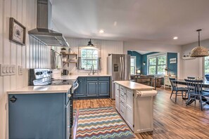 Fridge, microwave, stovetop, dishwasher - Peaceful Virginia Cabin - Fish, Tube, Boat, Etc! (Edinburg)