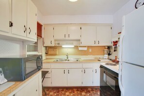 Fridge, microwave, stovetop, coffee/tea maker - Pets Welcome: Cozy Home w/ Pool in Margate! (Margate)