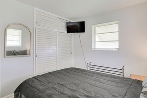 2 bedrooms, desk, internet, bed sheets - Pets Welcome: Cozy Home w/ Pool in Margate! (Margate)
