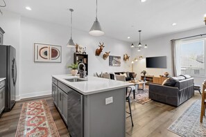 Smart TV - The Speakeasy (Rooftop HOT TUB!) (Nashville)