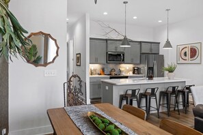 Fridge, microwave, oven, stovetop - The Speakeasy (Rooftop HOT TUB!) (Nashville)