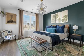 4 bedrooms, iron/ironing board, WiFi, bed sheets - The Speakeasy (Rooftop HOT TUB!) (Nashville)