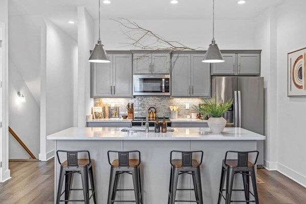 Fridge, microwave, oven, stovetop - The Speakeasy (Rooftop HOT TUB!) (Nashville)