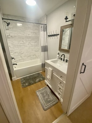 Duschwanne, Haartrockner, Handtücher, Toilettenpapier