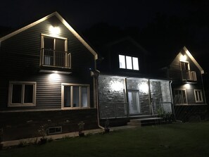 Exterior - 4200 sq ft 5 bedroom house with beaches, skiing and trails seconds away! (Penetanguishene)
