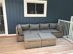 Terrace/patio - 4200 sq ft 5 bedroom house with beaches, skiing and trails seconds away! (Penetanguishene)