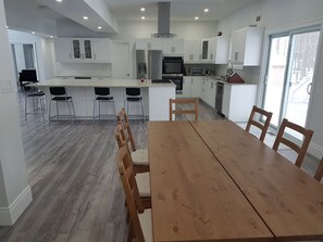 Dining - 4200 sq ft 5 bedroom house with beaches, skiing and trails seconds away! (Penetanguishene)