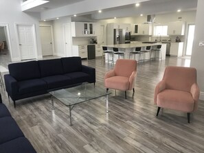 Smart-TV, Kamin, DVD-Player, Tischtennisplatte