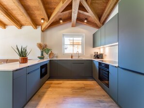 Kjøleskap, ovn, kokeplater og oppvaskmaskin