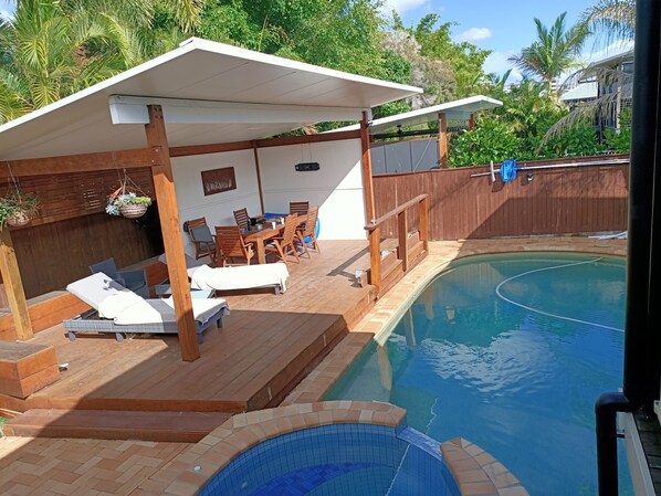 Piscina all'aperto, lettini