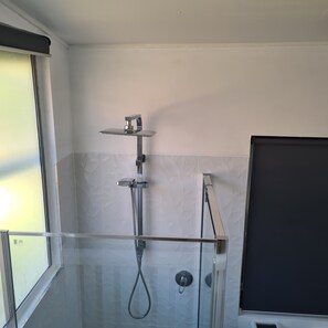 Ducha, secador de pelo, toallas, jabón