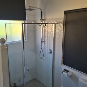 Dusj, hårføner, håndklær og såpe