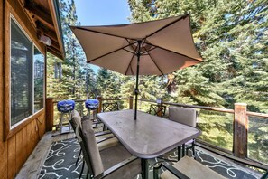 Outdoor dining - LX26 Lake Tahoe 6 bedroom home with Hot Tub Mountain View (South Lake Tahoe)