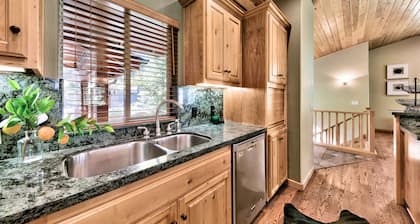 LX26 Lake Tahoe 6 bedroom home with Hot Tub Mountain View