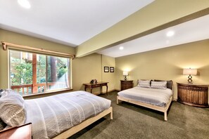 6 bedrooms, iron/ironing board, WiFi, bed sheets - LX26 Lake Tahoe 6 bedroom home with Hot Tub Mountain View (South Lake Tahoe)
