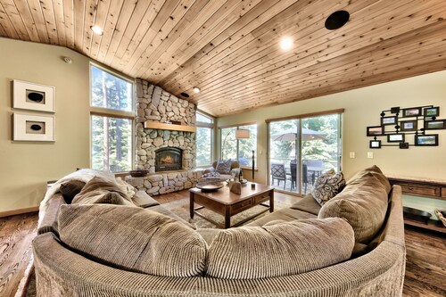 LX26  Lake Tahoe 6 bedroom home with Hot Tub Mountain View