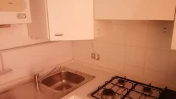 Frigorifero, pentole/stoviglie/utensili, tavolo da pranzo