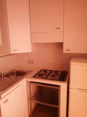 Réfrigérateur, batterie de cuisine, vaisselle et ustensiles