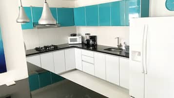 Refrigerador, microondas, lavavajillas y licuadora