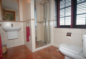 Bathtub, hair dryer, towels - Villa Finca el Volcan with Sea View, Pool, Garden & Wi-Fi (Mácher)