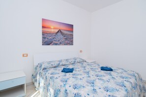 2 bedrooms, iron/ironing board, free WiFi, bed sheets - “Murena 1” Apartment with Sea View, Terrace and Air Conditioning (La Maddalena)
