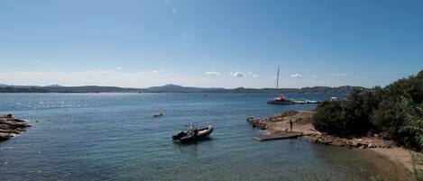 Una spiaggia nelle vicinanze