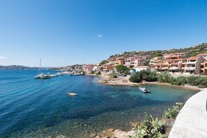 Una spiaggia nelle vicinanze