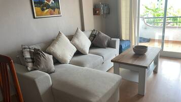 Een televisie, een dvd-speler, een tafeltennistafel en een stereo