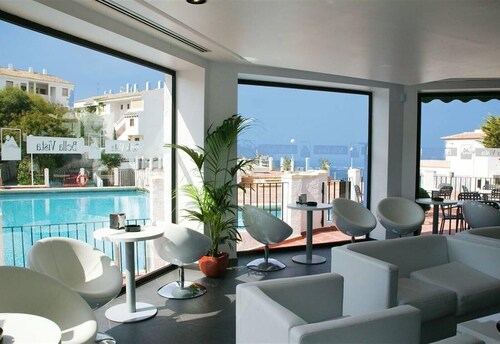 'Luxury Apartment- Magnificent View' with Mountain & Sea View, Shared Pool & Balcony