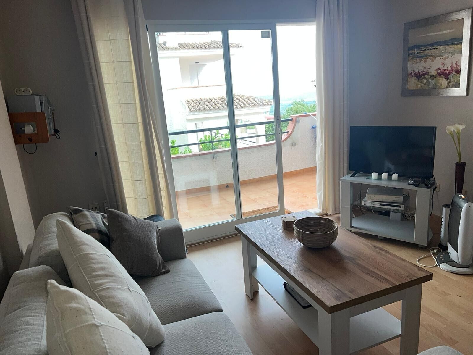 Télévision, lecteur de DVD, table de tennis de table, chaîne hi-fi