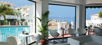 Luxe Appartement – Prachtig Uitzicht met Berg- en Zeezicht, Gedeeld Zwembad & Balkon