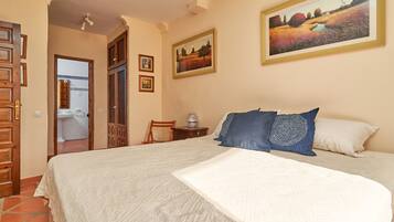 3 bedrooms, iron/ironing board, free WiFi, bed sheets