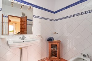 Badekar, hårføner og håndklær