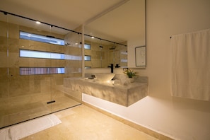 Dusche, Handtücher, Shampoo