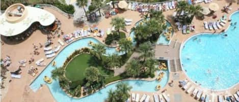 Una piscina cubierta, una piscina climatizada