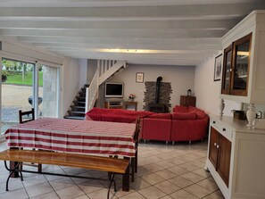 TV, books - House near Paimpol between sea and countryside (QUEMPER GUEZENNEC)