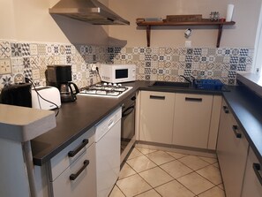 Fridge, microwave, oven, stovetop - House near Paimpol between sea and countryside (QUEMPER GUEZENNEC)