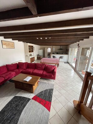 TV, books - House near Paimpol between sea and countryside (QUEMPER GUEZENNEC)