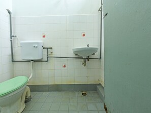 Room, 2 Bedrooms | Bathroom | Shower, free toiletries, towels - OYO Home 90325 Au Homestay (Pasir Puteh)