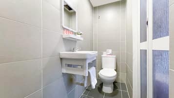 Een douche, gratis toiletartikelen, handdoeken