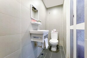 Shower, free toiletries, towels - OYO 90334 Mawlaya Hotel (George Town)