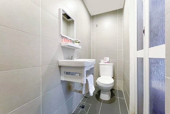 Shower, free toiletries, towels