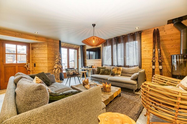 TV, fireplace - Chalet Rodina (ALPE D’HUEZ)