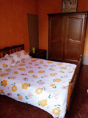 4 habitaciones, tabla de planchar con plancha y ropa de cama 