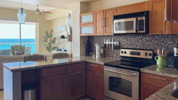 Frigorifero, microonde, forno, piano cottura