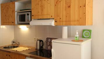 Refrigerador, microondas, lavavajillas y cafetera y tetera