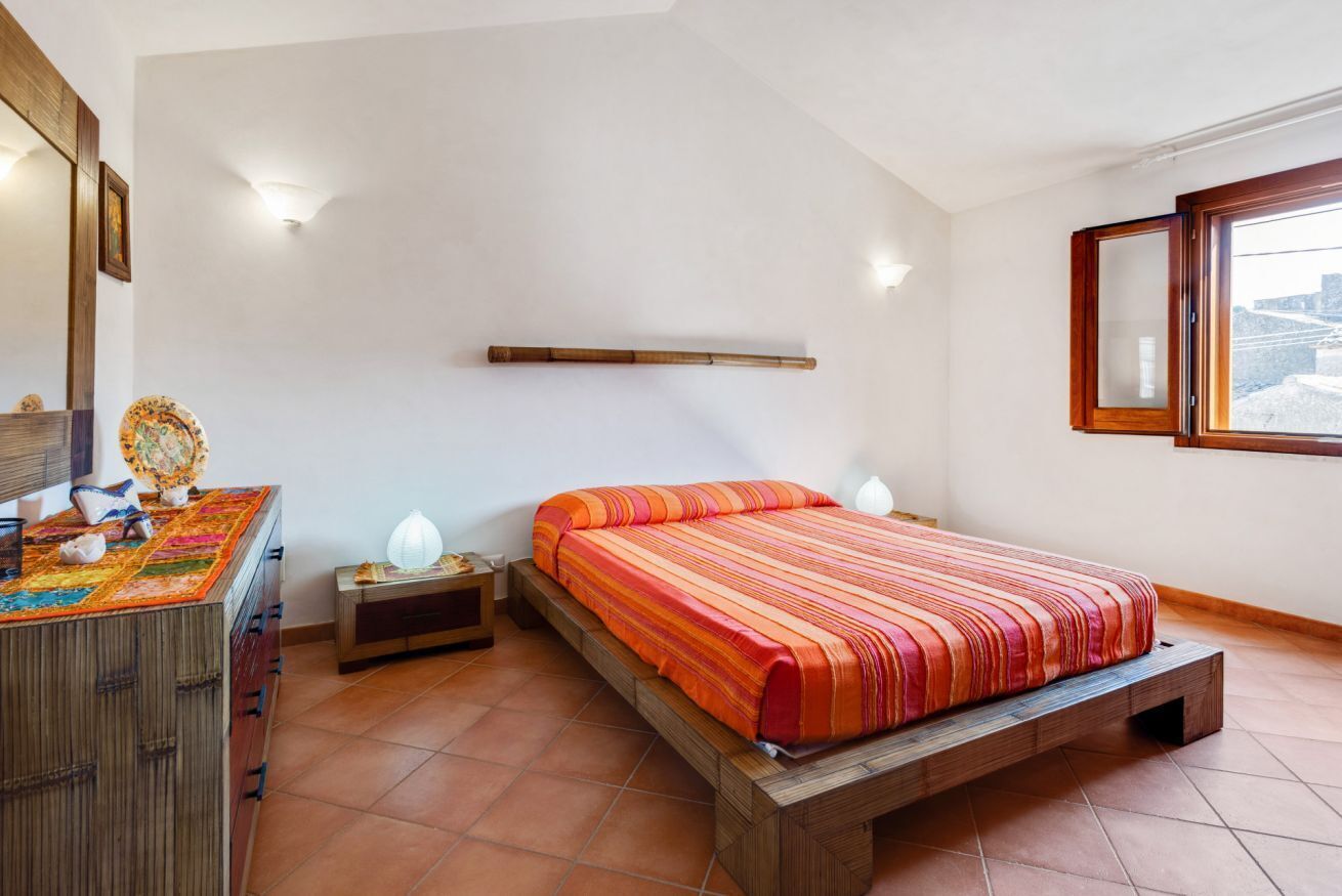 1 habitación, tabla de planchar con plancha y ropa de cama 